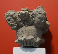 Trois chapiteaux ornes de tetes grimaçantes (Pierre calcaire, 1290-1300)(4)